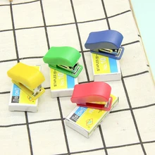 1 шт мини степлер набор 1 портативный маленький подарок степлер дети ученики милые канцелярские принадлежности подарки офисные принадлежности(случайные цвета