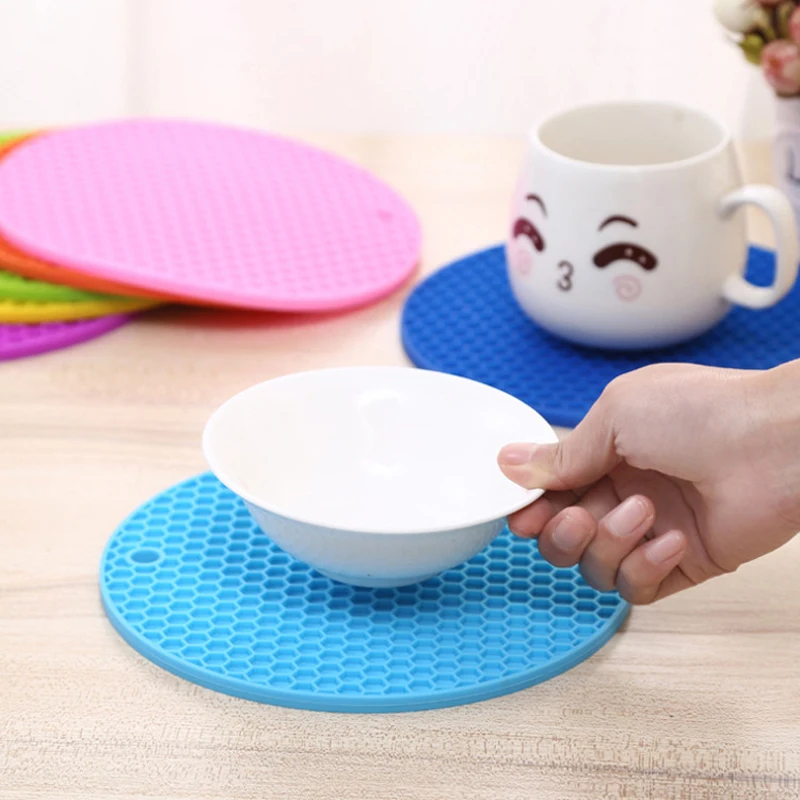 

18*18 cm Silicone Table Mat Can Be Hung Durable Round Non-Slip Heat Resistant Mat Coaster Cushion 5 Colors Silicone Placemat