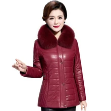 Лиса меховой воротник пуховик Для женщин зимние теплые Короткое пальто Новые среднего возраста плюс Размеры кожаная верхняя одежда тонкий женский парки