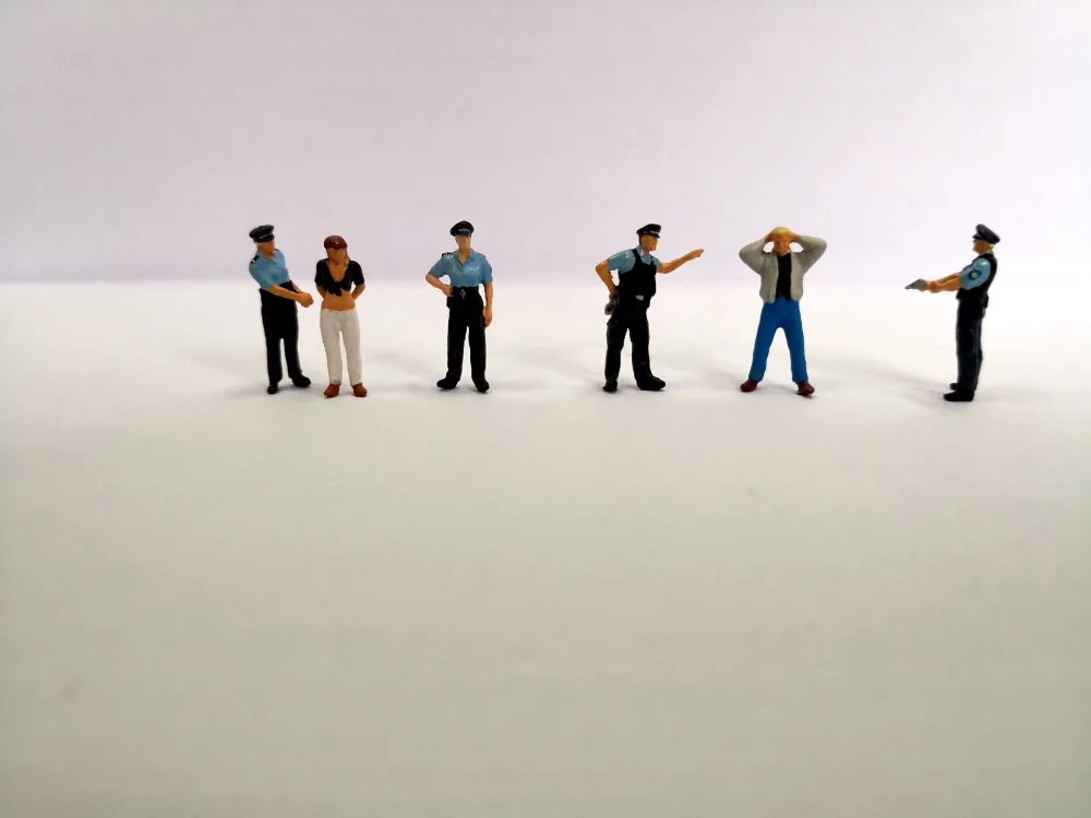 

1/87 Model Train Ho scale Police and Thief Miniatures Figures Sand Table Model Scene Free Shipping