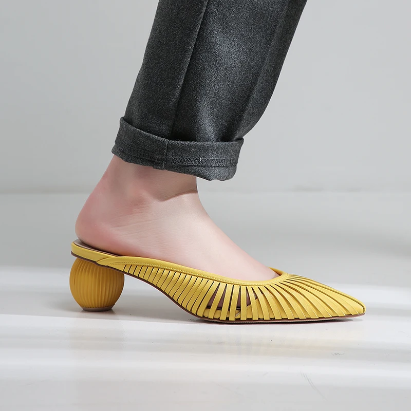 ZVQ/пикантные женские шлепанцы из натуральной кожи; сезон лето; необычный стиль; цвет желтый, белый, абрикосовый; шлепанцы на среднем каблуке; обувь Muller