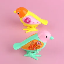 Дизайн Милая пластиковая игрушка птица Дети Ранние развивающие игрушки цвет случайный заводная игрушка