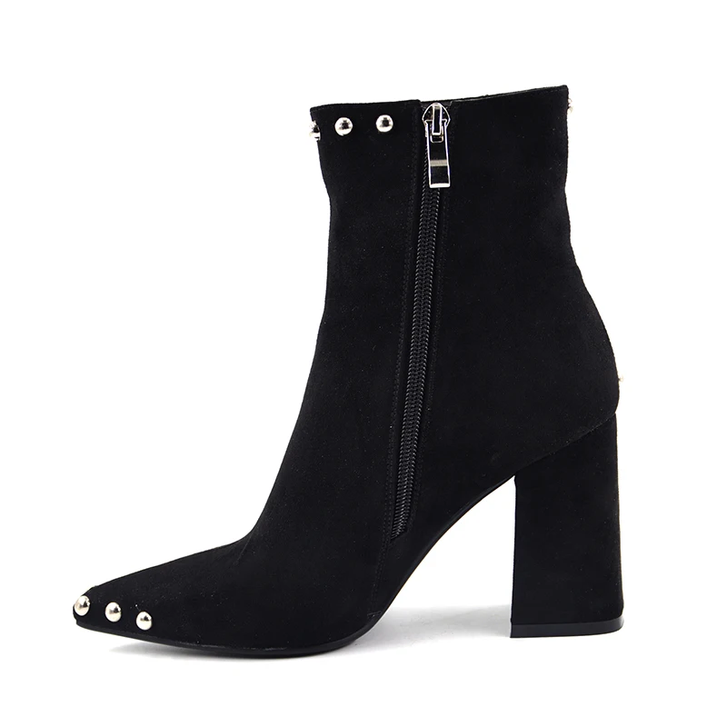 Модные черные теплые женские ботильоны из искусственной замши с заклепками, острым носком, на молнии, с металлической пряжкой, без шнуровки, на высоком каблуке