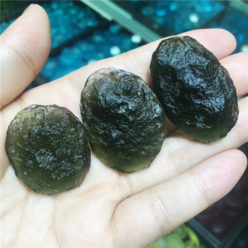 Moldavite Чешский метеорит ударные стеклянные бусины необработанный камень кристалл энергетический камень 1 шт