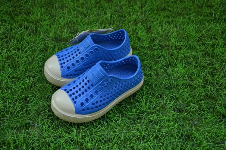 Спортивная повседневная Уличная обувь для мальчиков и девочек, детские пляжные сандалии дышащие ботинки с дырками, непромокаемые ботинки ярких цветов