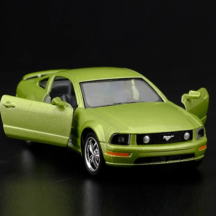 Точная имитация эксклюзивный Diecasts& Toy Vehicles: стильный дизайн автомобиля 2006 Ford Mustang GT 1:38 литая под давлением модель автомобиля оттяните назад Автомобили - Цвет: Светло-зеленый