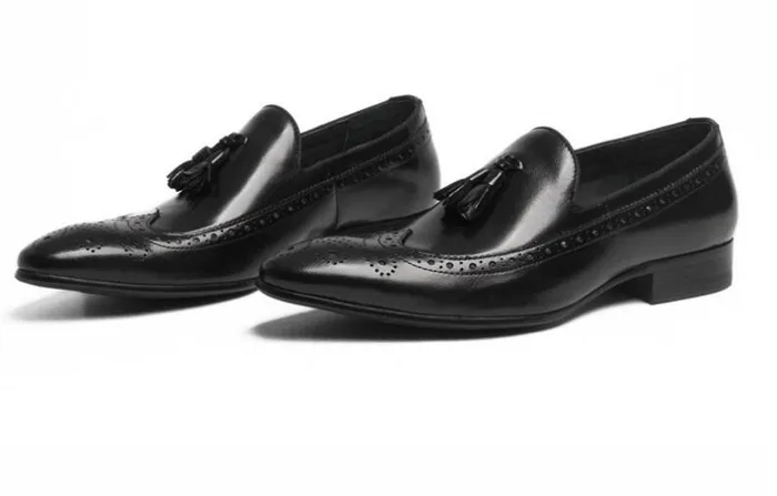 Кожаные мужские туфли в британском стиле с острым носком в деловом стиле кожаные туфли без застежки из лакированной кожи кисточкой черный bullock мужская обувь