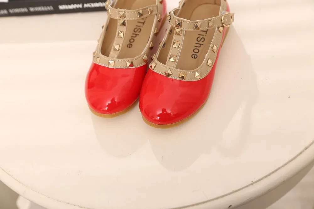 Весенне-Осенняя детская модная новая Корейская обувь для девочек танцевальных туфель принцессы с заклепками для танцев