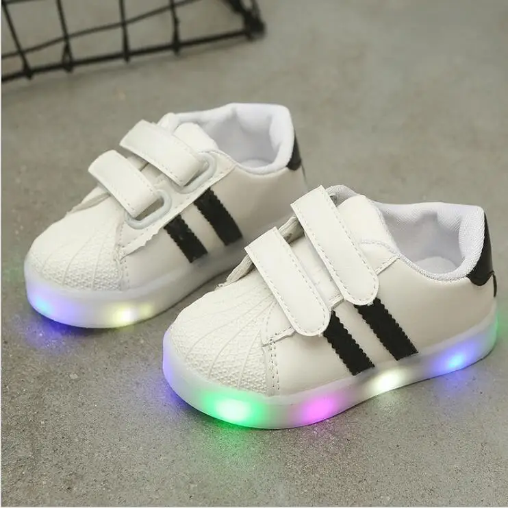 Лидер продаж детей светодиодный светящиеся кроссовки для девочек и мальчиков Повседневное Милые Спортивная обувь светящееся освещение осень обувь - Цвет: Черный