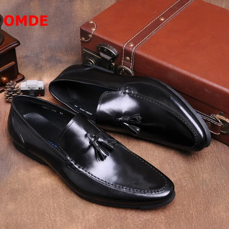 OMDE британский стиль натуральная кожа острый носок лоферы с кисточками Модные слипоны Мужские модельные туфли роскошные мужские Тапочки