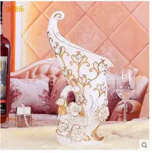 The wine cabinet office sets up a vase of vase craft TV ark the home of the living room of the living room to decorate a marriag the meating room