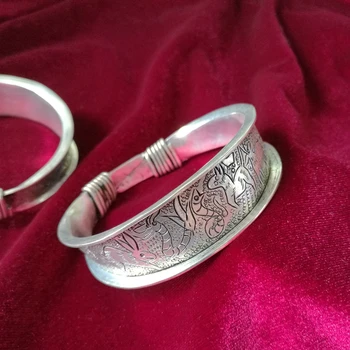 

Guizhou Miao jewelry ethnic style pure hand-made seedlings silver jewelry ancient method heritage 12 Zodiac bracelets hand