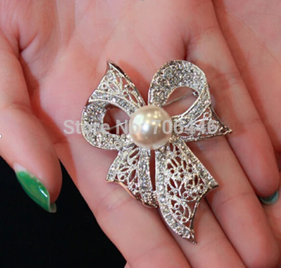 

Gorgeous Vintage Look Rhodium Silver Pretty Bow Brooch with a Pearl