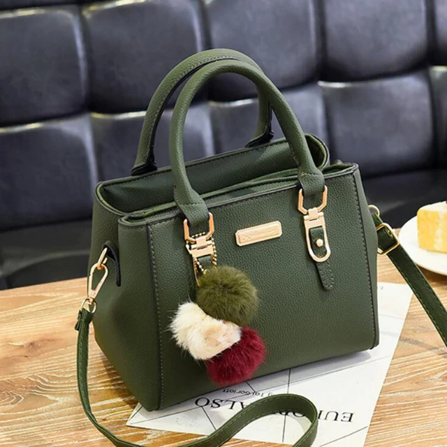 Dames schoudertas met reliëf hanger en pluizige pompon_voghion.com