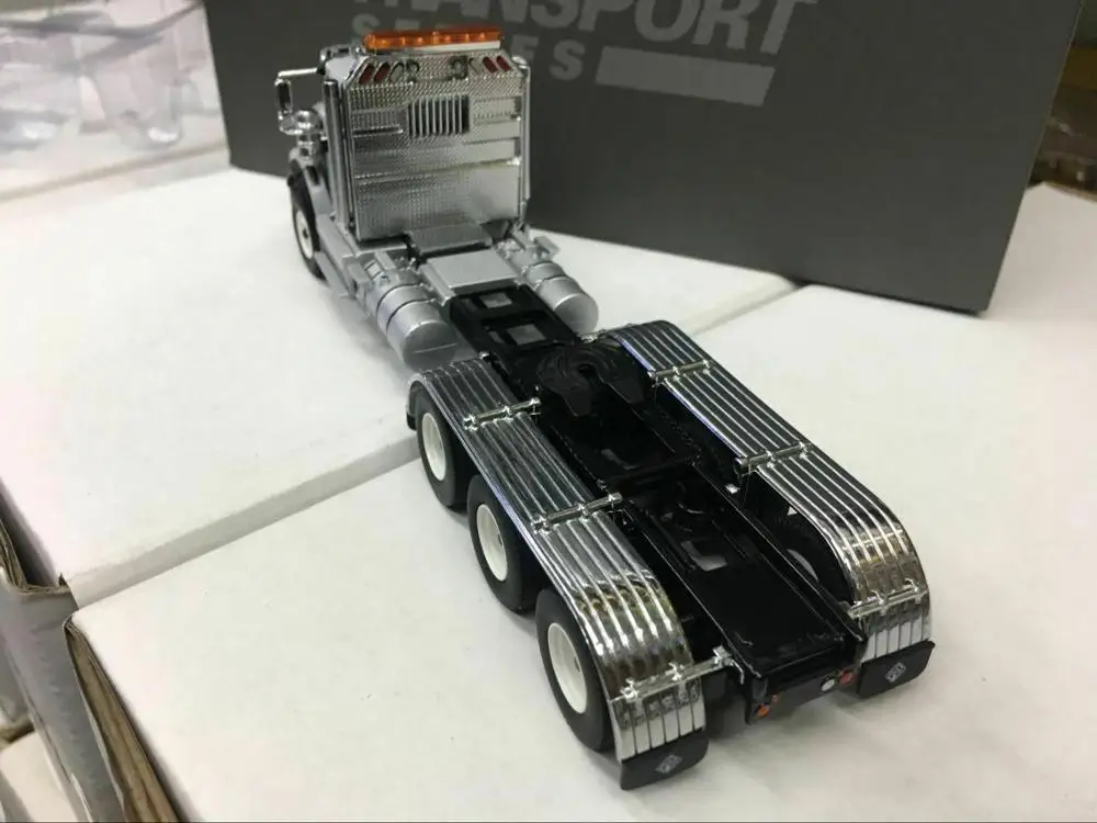 Международный трактор HX620 Tridem 1:50 металлическая модель от фотоэлемента DM71011| |