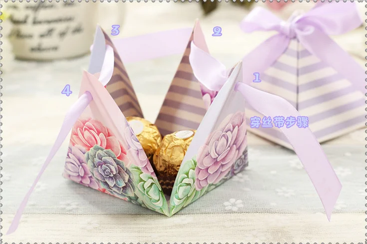 50 шт. треугольной пирамиды Цветочные свадебной Коробки конфет партии Шоколадные подарки коробка с Ленты и метки, розового, синего, фиолетового, розового