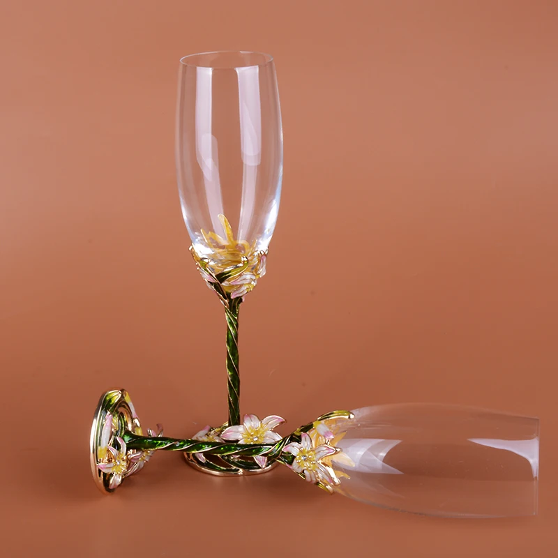 Украшенные цветами бокалы для шампанского Свадебные украшения