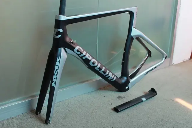 Best price at $477 Cheap Newest silver T1000 700C Road bike matte 3K full carbon fibre bicycle frame carbon fork+seatpost+clamp+headsets parts Free ship
