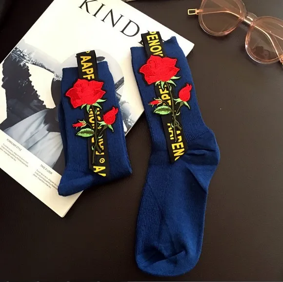 Лидер продаж; модные носки в Корейском стиле; женские носки с вышивкой розы; модные хлопковые носки; персонализированные Носки ярких цветов ручной работы - Цвет: Blue