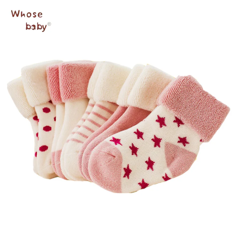 Вязаные носки для новорожденных. Носочки для новорожденных. Насочки теплые для новорождённых. Носки для новорожденных девочек. Теплые носочки для новорожденных.