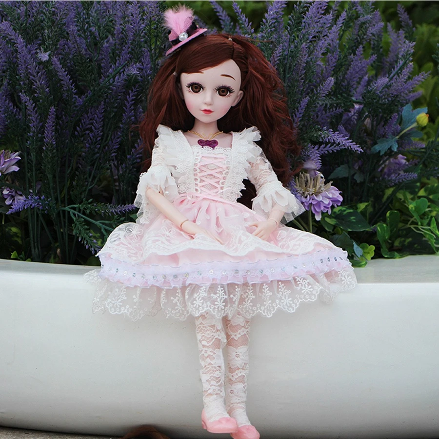 muñeca con vestidos intercambiables