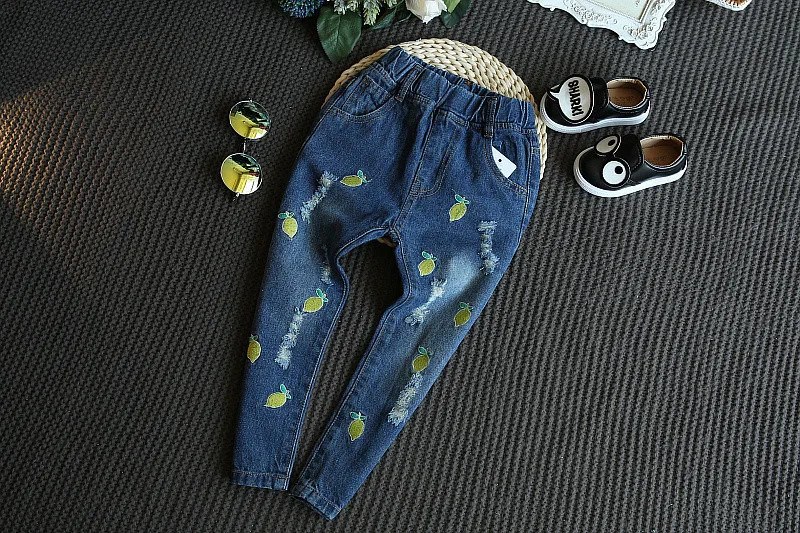 Весенние детские джинсы г. модные джинсы с вышивкой фруктов для девочек детская одежда От 2 до 6 лет