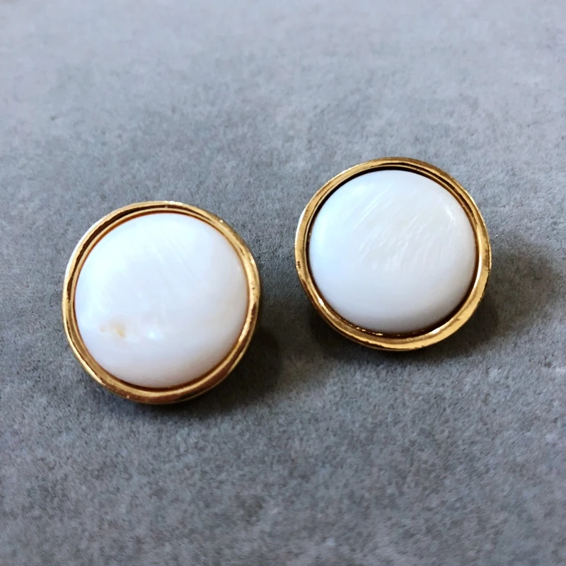 

Free Shipping New Sweet Dot White Shell Elegant Stud Earring