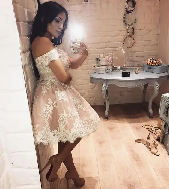 

Off the Shoulder Knee Length Short Homecoming Party Dresses with Appliques