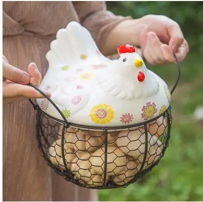 

The hen receives a basket of egg baskets and a basket of potato garlic and a basket of containers