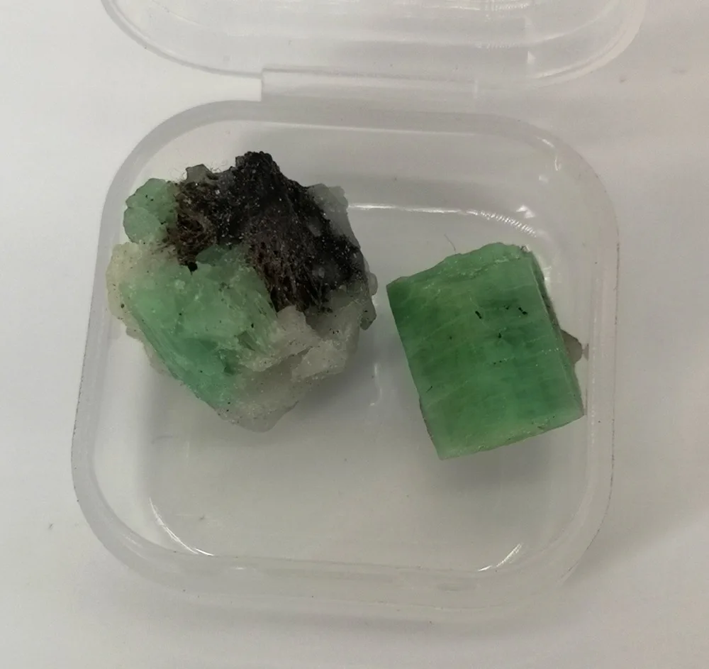 

Special price! Natural rare emerald mineral crystal teaching specimen stone collection from China