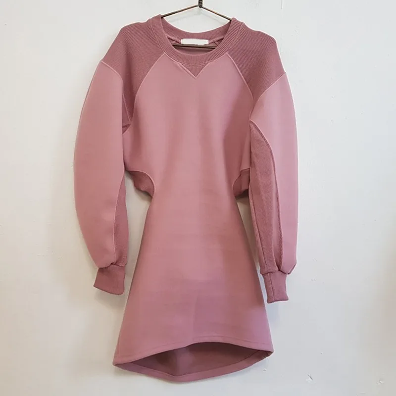 TWOTWINSTYLE корейский свитер платья женские пышные с длинным рукавом выдалбливают Мини платье для женщин плюс толстый Мода Осень новинка - Цвет: pink