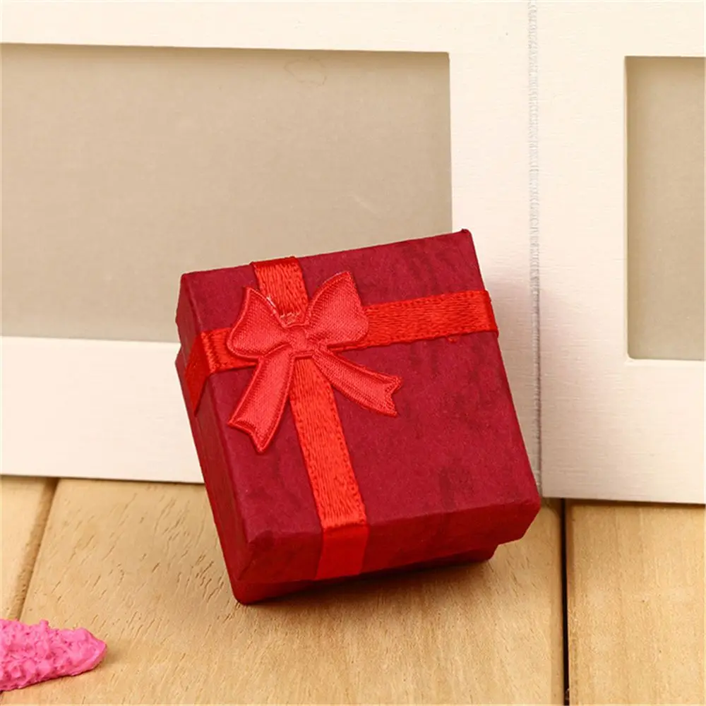 Новая 1 шт. 4*4 см Высококачественная квадратная коробочка для ювелирных изделий футляр для хранения колец коробка маленькая Подарочная коробка для колец серьги 4 разные цвета коробка витрина - Цвет: Красный