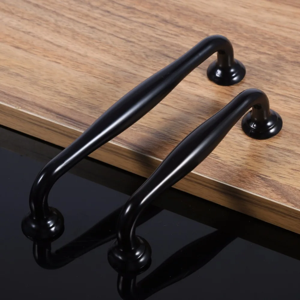 Черные ручки для кухонной мебели в интерьере - фото