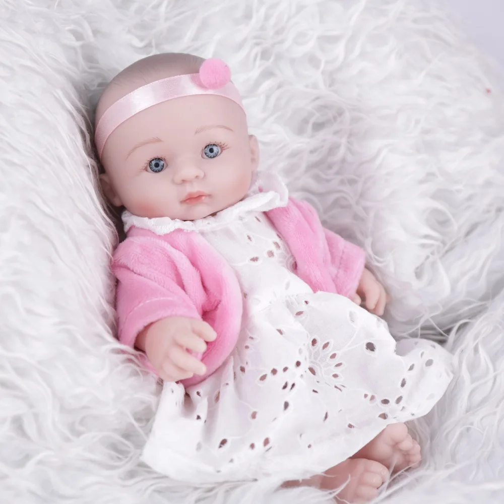 bebe pequeño juguete