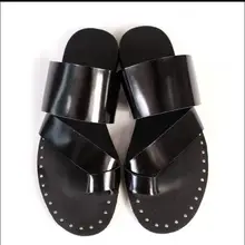 Мужские летние тапочки; простые, без потери деталей; сандалии ручной работы с заклепками и закрытым носком; мужские Нескользящие тапочки на плоской подошве