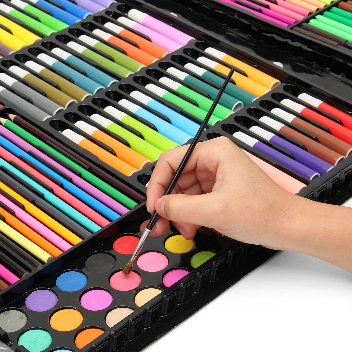 Маркеры. Куча фломастеров. Фломастеры для черной бумаги. Карандаши как фломастер как называется. Цветные карандаши фломастеры краски.