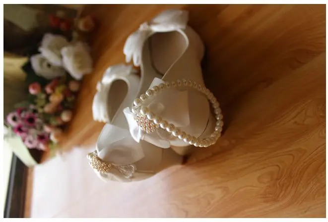 Узлом-бабочкой свадебные туфли Женская Ручная работа из атласа ленточка с бантиками обувь для невест с украшением в виде кристаллов на гибких ремешках с отделкой стеклярусом туфли для подружки невесты