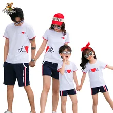 Г. летняя стильная семейная футболка с надписью «LOVE» короткая одежда для мамы и дочки одинаковые комплекты для семьи комплект одежды для Отца и Сына