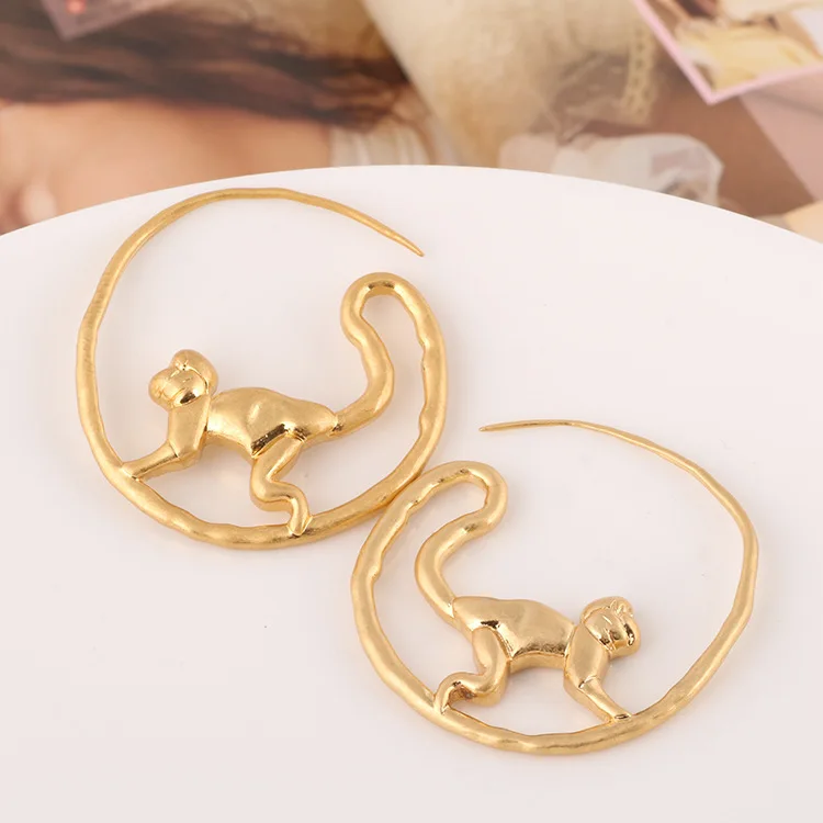 

European and American big name matt gold long-tailed monkey earrings Zodiac monkey earrings female