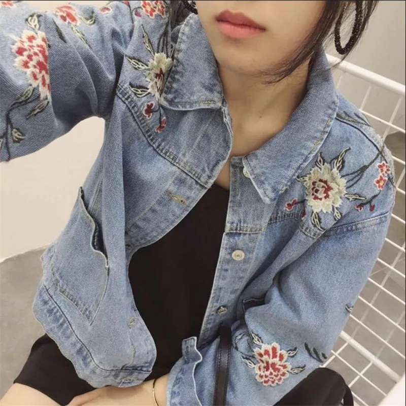 

Spring Korean Women Retro Washed Flowers Embroidered Light Blue Turn Down Collar Denim Jacket Female Vintage Jacket MZ2364