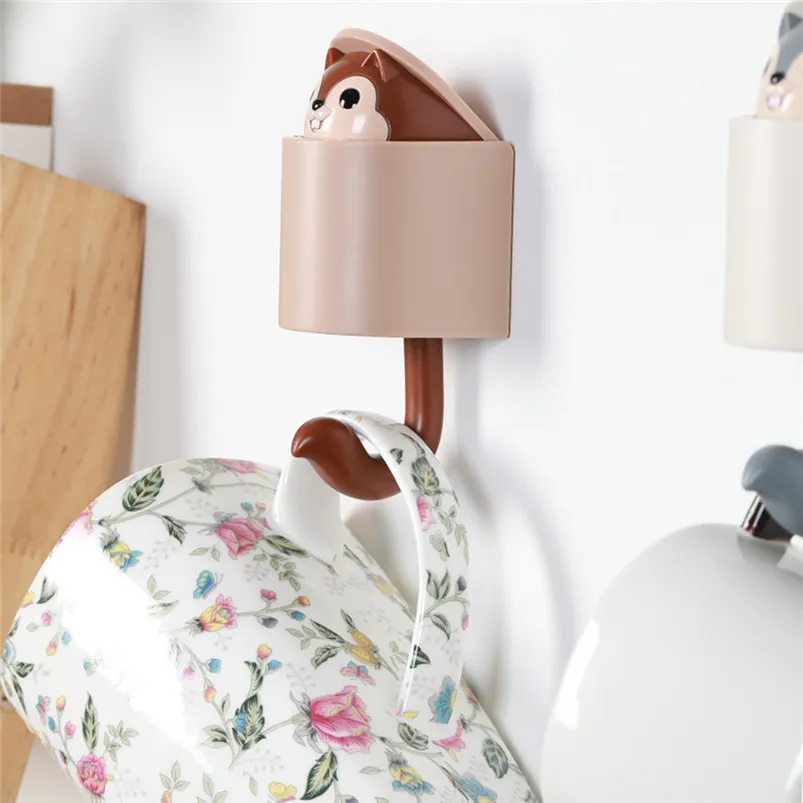 Creative Cartoon Squirrel Wall Hook Adhesive Home Cartoon Cute Hanger Key Umbrella Towel Cap Coat Cocina 30MR132