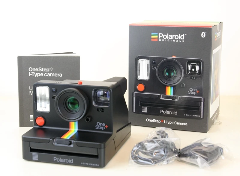 К телефону подключена камера Polaroid Originals Onestep+ White и Black rainbow с пленкой i-type 600 и Bluetooth