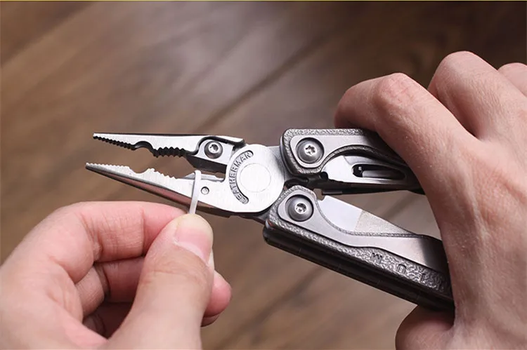 Мультитул LEATHERMAN-Charge+ TTi titanium с ножницами и высококачественными сменными кусачками из нержавеющей стали