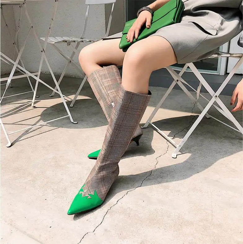 Mcacchi/Коллекция года; Модные женские ботинки; клетчатая ткань; Зеленый лист; декор в стиле пэчворк; британский стиль; острый носок; Каблук «рюмочка»; сапоги до колена