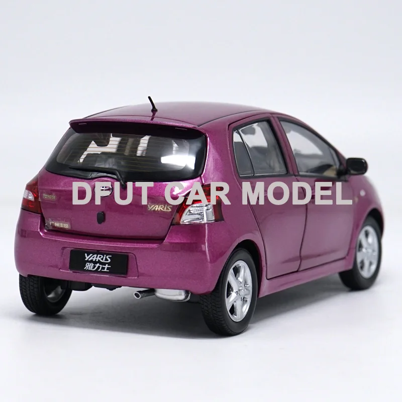 Литая модель автомобиля YARIS 1:18 из сплава детского игрушечного оригинальные