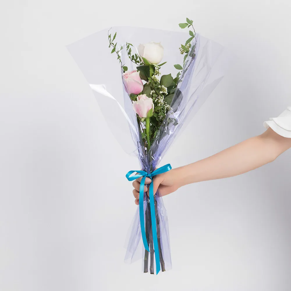 Упаковка для цветов. Прозрачная упаковка для цветов. Букет в прозрачной пленке. Букет в прозрачной упаковке. Упаковка цветов в прозрачную пленку.