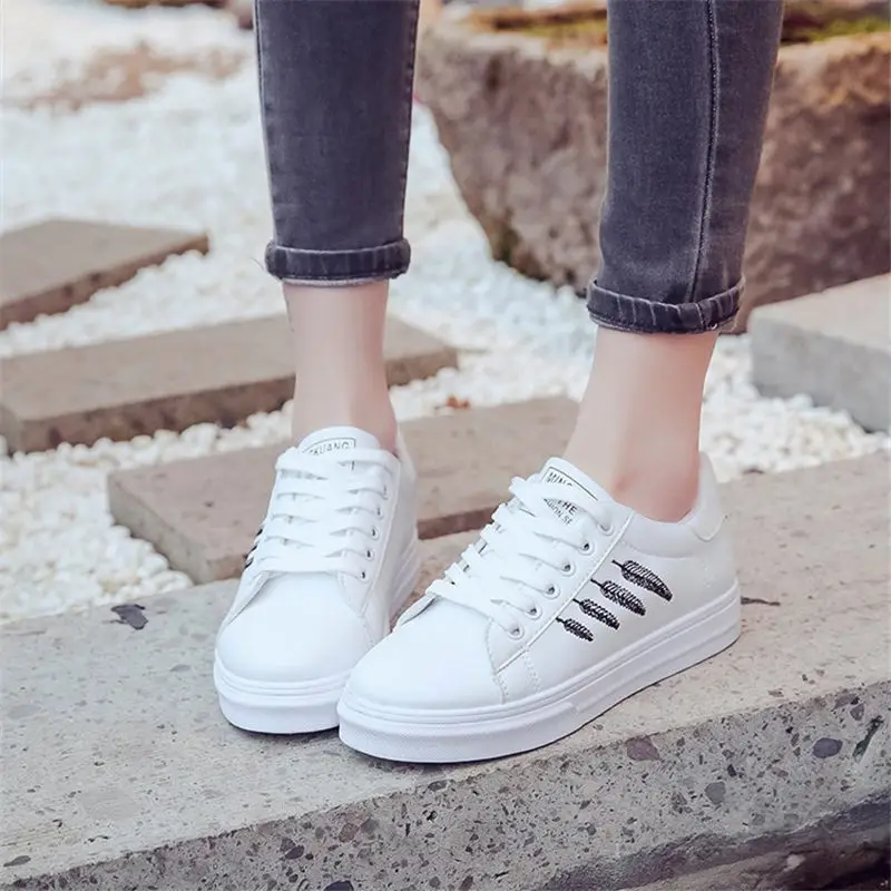 الأبيض رياضية Zapatillas موهير أحذية النساء أزياء جديد تصميم الدانتيل يصل مريحة المرأة شقة حذاء كاجوال