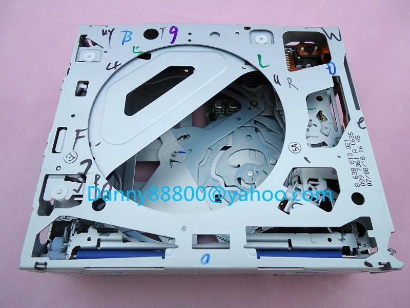 Blaupunkt 20IDC 6-Disc CD changer mechanism old style.jpg