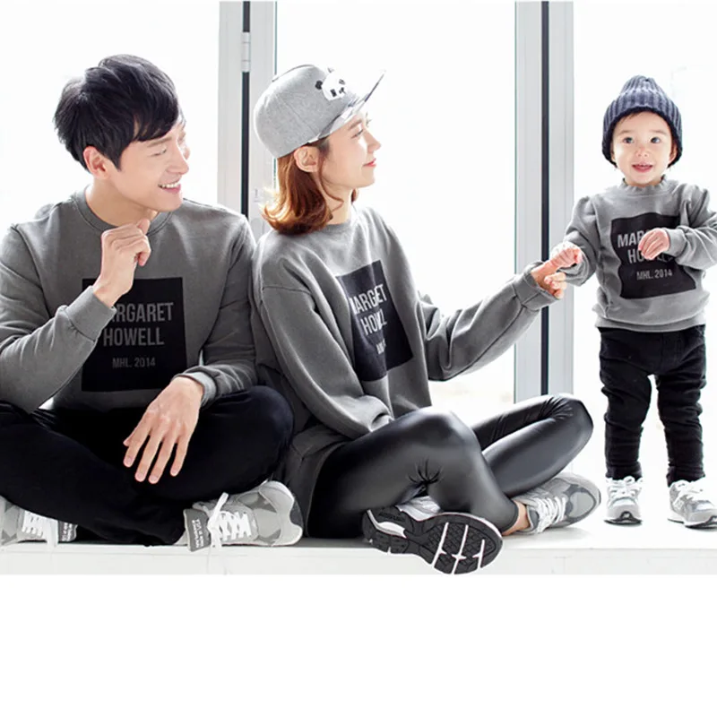 

2018 Spring Family Matching Outfits Father and Son Shirts Clothes Mom Mummy Daughter Clothes Dresses 100% Cotton Boys Sweatshirt