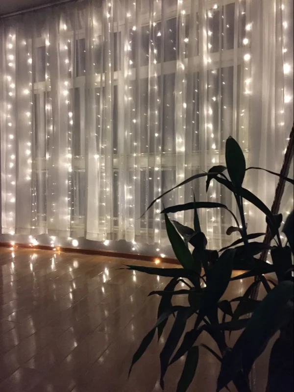 Гирлянда - штора/занавес светодиодная, размер 1,5*1,5 (цвет свечения - теплый бе